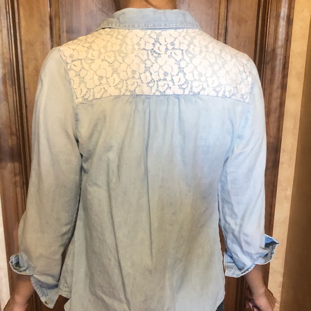 Girls L (can also be women’s XS) button down